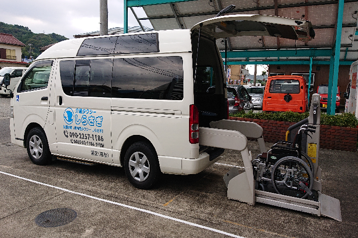 トヨタ　レジアスエース（車いす移送車）